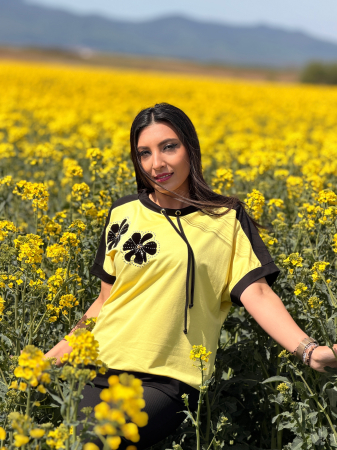 Bluza galbena cu 2 flori negre [6]