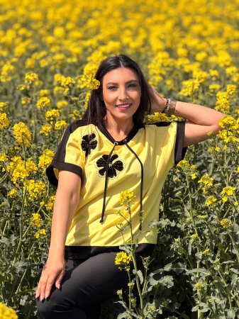 Bluza galbena cu 2 flori negre [4]