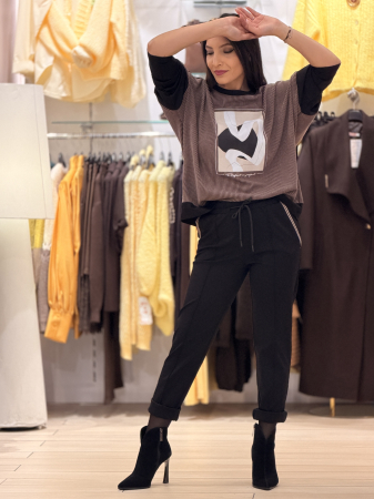 Noutati - Bluza maro cu imprimeu abstract