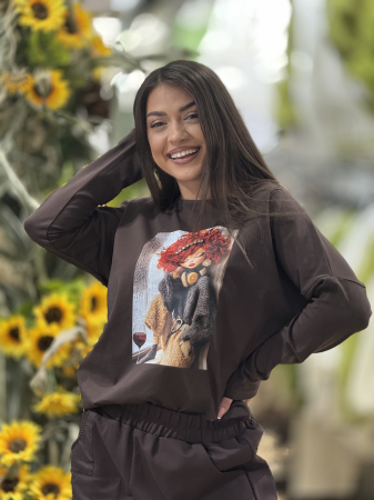Colectia NOUA - Bluza maro cu imprimeu fata cu par roscat