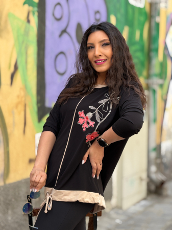 Bluza neagra cu floare portocalie din vascoza [1]