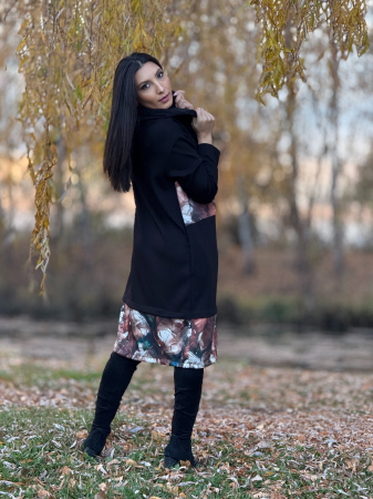 Bluza neagra cu gluga si imprimeu abstract [2]