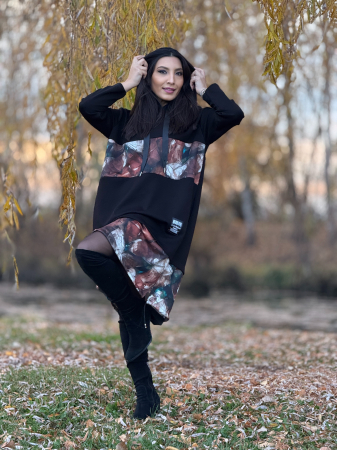 Bluza neagra cu gluga si imprimeu abstract [1]