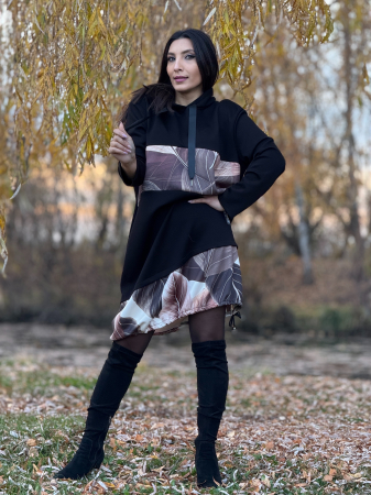 Bluza neagra cu gluga si imprimeu artistic [2]