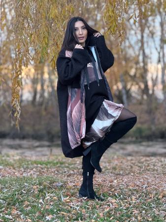 Bluza neagra cu gluga si imprimeu artistic [5]