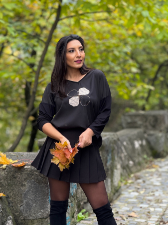 Bluza neagra cu imprimeu floral auriu [1]