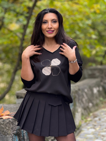 Bluza neagra cu imprimeu floral auriu [3]