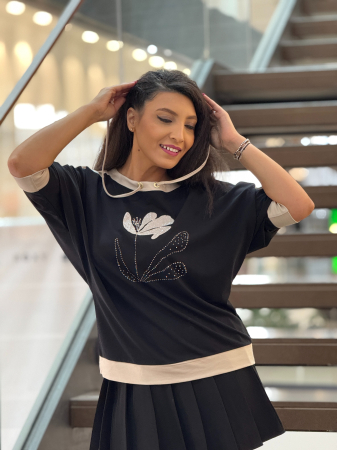 Bluza neagra cu imprimeu floral si snur decorativ [1]