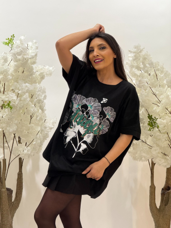 Bluza neagra cu imprimeu flori si scris [3]