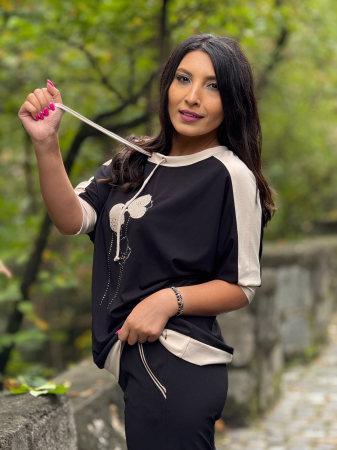 Bluza neagra cu trei flori [4]