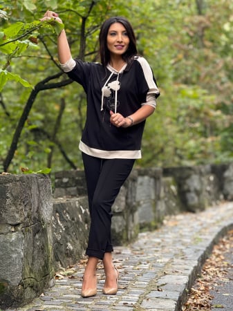Noutati - Bluza neagra cu trei flori