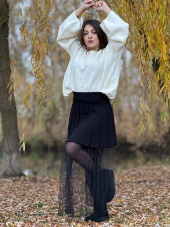 Bluza tricotata cu fluturi brodati si perle decorative [1]