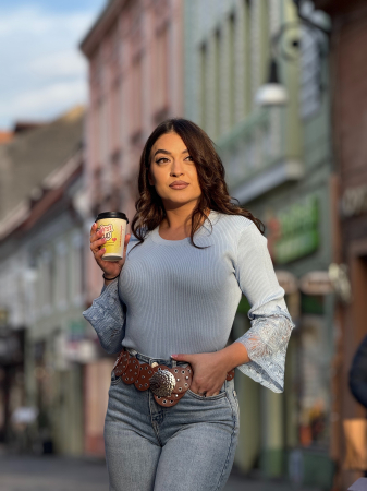 Noutati - Bluza tricotata cu maneci trei sferturi si detalii din dantela