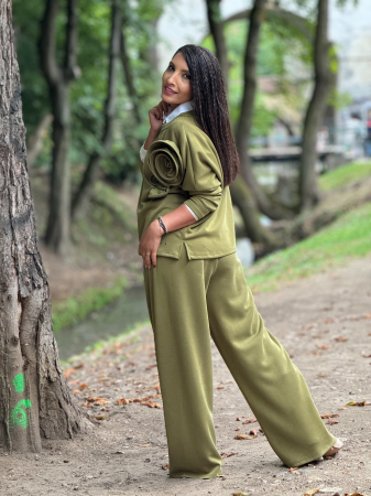 Bluza verde cu aplicatie florala [3]