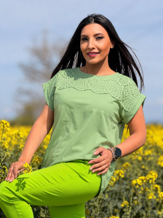 Noutati - Bluza verde cu dantela perforata in partea de sus