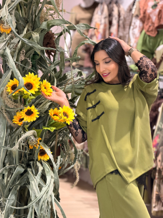 Bluza verde olive cu detalii decorative negre [1]