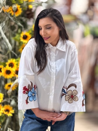 Imbracaminte de dama - Camasa alba cu broderie florala albastra pe maneci