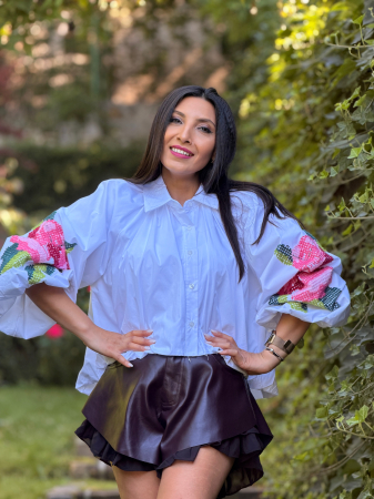 Bluze si camasi - Camasa alba cu broderie florala colorata pe maneci