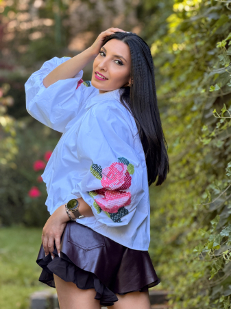 Camasa alba cu broderie florala colorata pe maneci [2]