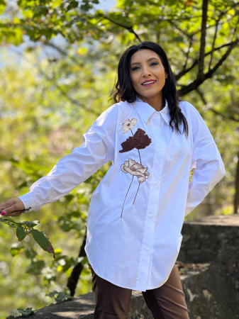 Camasa alba cu broderie florala in nuante pamantii [4]