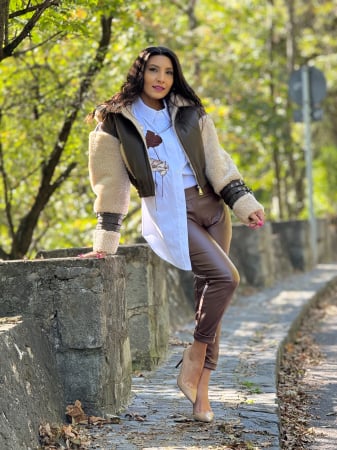 Imbracaminte de dama - Camasa alba cu broderie florala in nuante pamantii