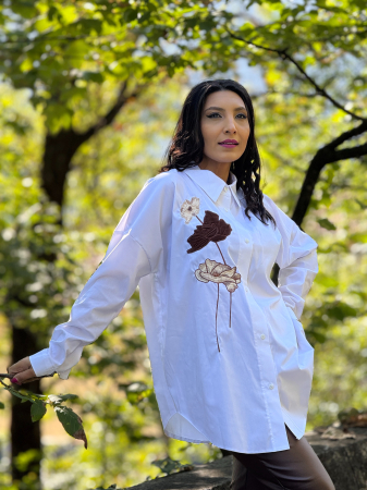 Camasa alba cu broderie florala in nuante pamantii [1]