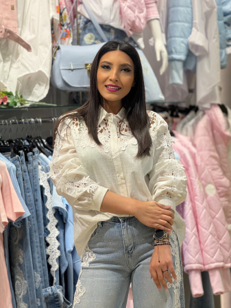 Noutati - Camasa alba cu dantela florala pe umeri si maneci