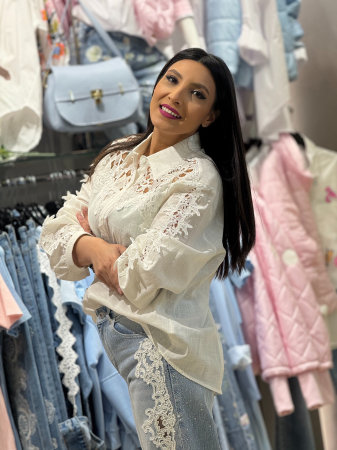 Camasa alba cu dantela florala pe umeri si maneci [2]