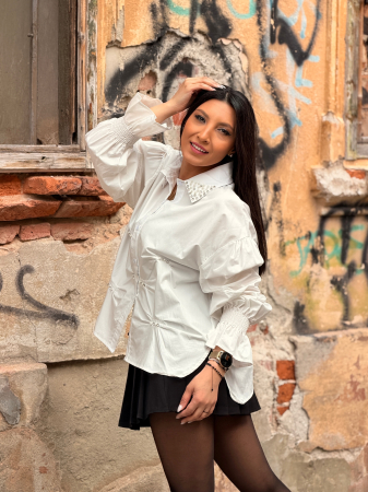 Camasa alba cu guler decorat cu perle si detalii aplicate [1]