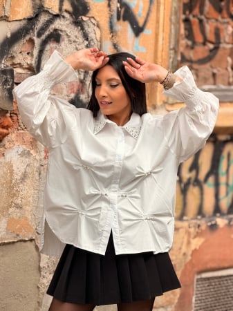 Noutati - Camasa alba cu guler decorat cu perle si detalii aplicate