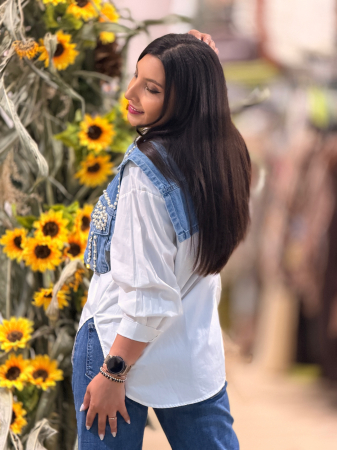 Camasa alba cu vesta din denim si perle [4]