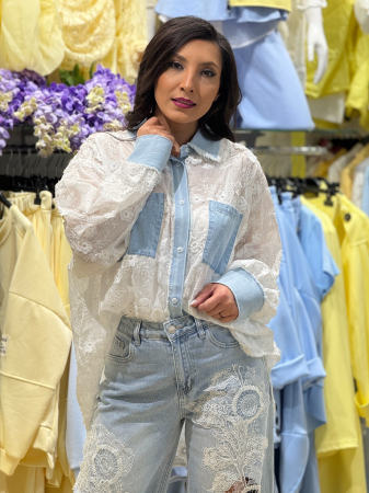 Noutati - Cămașă albă din dantelă brodată cu inserții denim bleu