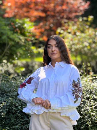 Noutati - Camasa alba scurta cu broderie florala pe maneci