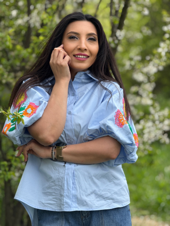 Camasa albastra cu broderie florala pe maneci [1]