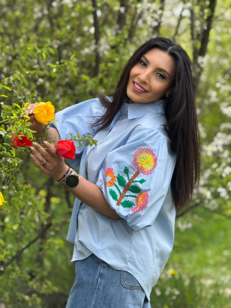 Noutati - Camasa albastra cu broderie florala pe maneci