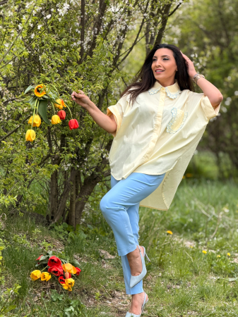 Camasa cu aplicatii brodate stil floral pe guler si buzunar [7]