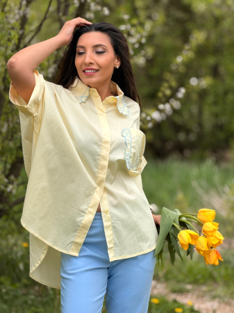 Noutati - Camasa cu aplicatii brodate stil floral pe guler si buzunar