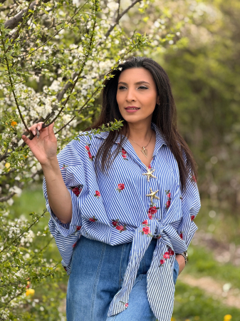 Noutati - Camasa cu dungi cu broderie florala aplicata si nasturi decorativi