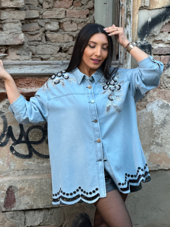 Camasa cu flori negre aplicate si broderie in partea de jos [7]