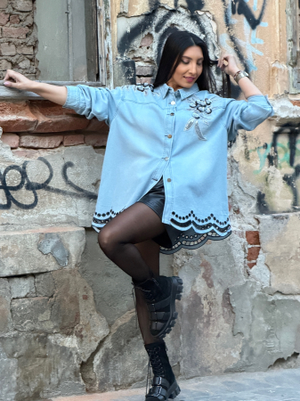 Bluze si camasi - Camasa cu flori negre aplicate si broderie in partea de jos