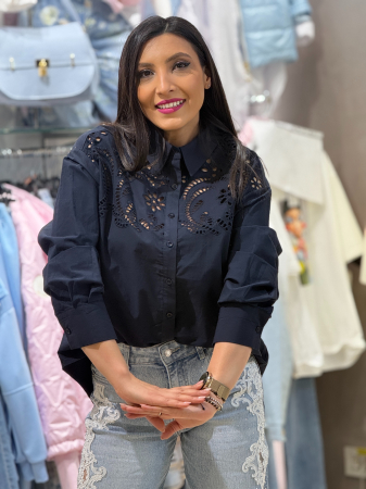 Noutati - Camasa cu guler clasic si broderie perforata florala