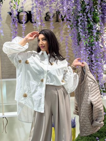 Noutati - Camasa din bumbac cu maneca cu volane si flori aplicate