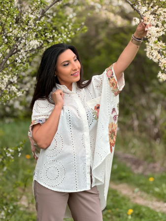 Camasa perforata si buzunar aplicat cu imprimeu floral [3]