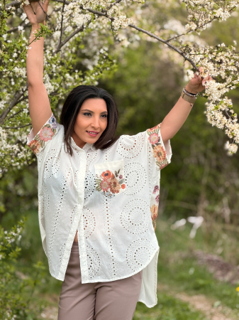Camasa perforata si buzunar aplicat cu imprimeu floral [2]
