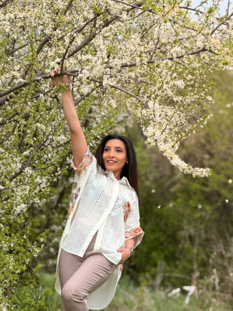 Noutati - Camasa perforata si buzunar aplicat cu imprimeu floral