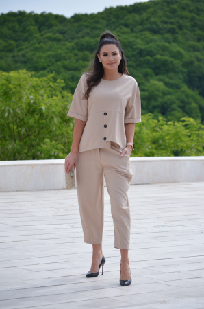 Imbracaminte de dama - Compleu bej cu bluza cu nasturi