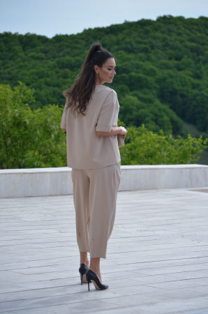 Compleu bej cu bluza cu nasturi [2]