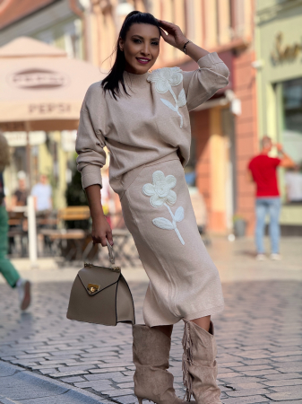 Compleu cu bluza cu floare si fusta [5]
