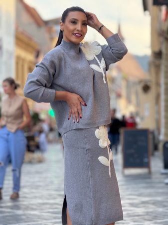 Compleu cu bluza cu floare si fusta [3]