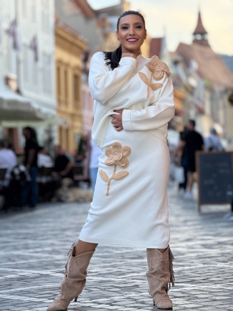 Compleu cu bluza cu floare si fusta [1]